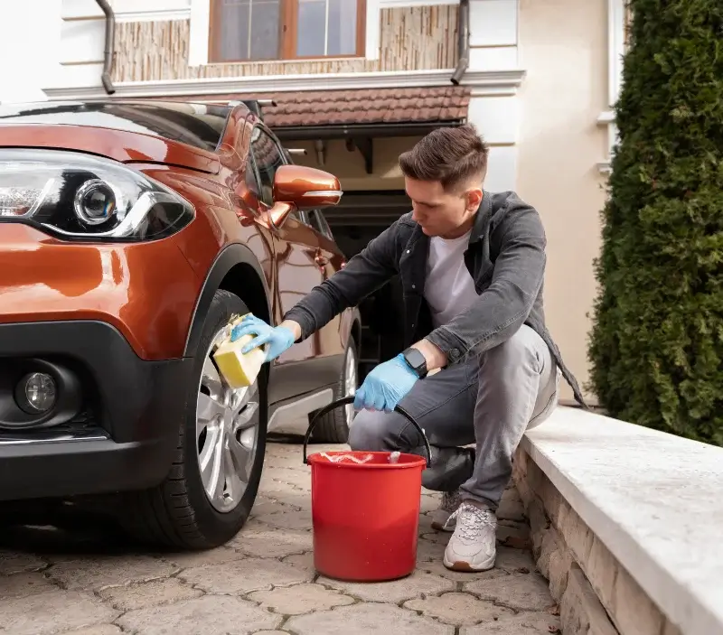 Lavage auto à domicile Cléry-en-Vexin : professionnel intervenant sur un véhicule
